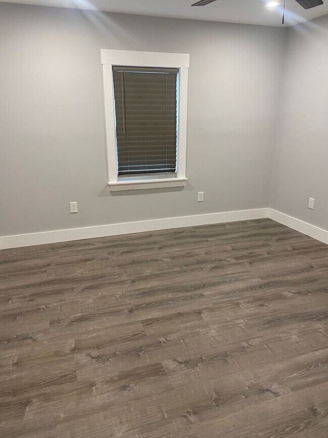 Building Photo - Knoxville 37914 - Adorable 2 bedroom, 1 bath home - Contact Lisa Vineyard and Shannon Russell (86...