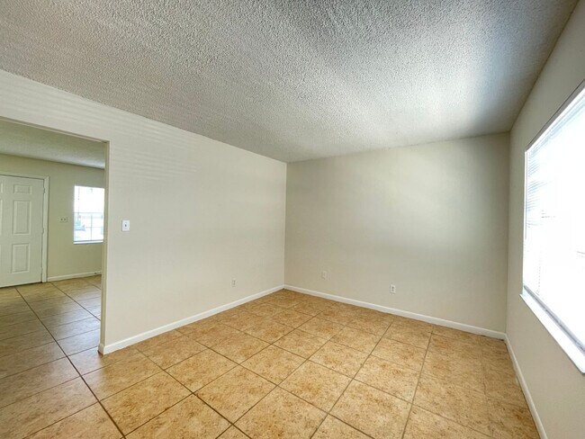 Building Photo - Updated One Bedroom, One Bath Apartment in...