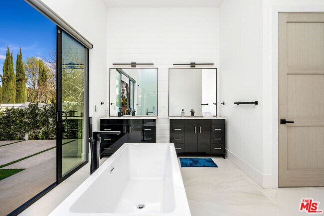 Building Photo - 22931 Dolorosa St