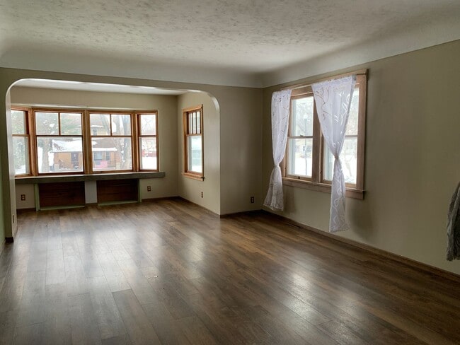 Building Photo - Charming Single Family Home