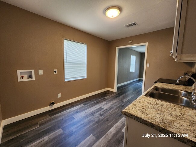 Building Photo - Updated 1 bed/1bath - move in ready
