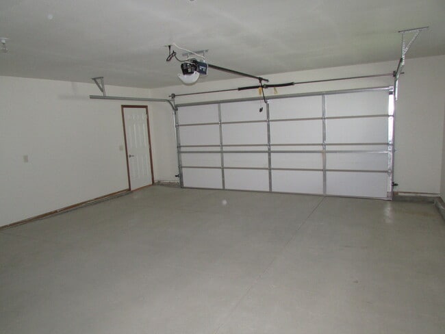Building Photo - 2 BEDROOM | 2 BATH | DOUBLE GARAGE | SOUTH
