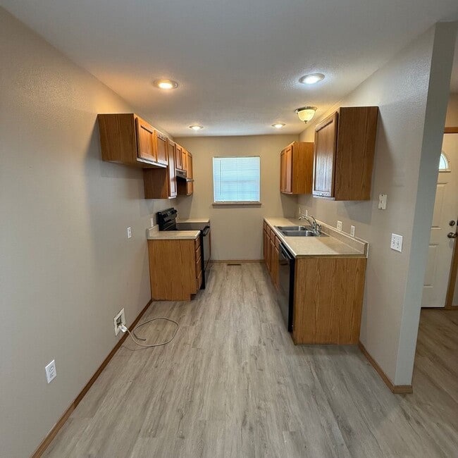 Building Photo - 2 bedroom 2 bath Duplex in Clever Won't la...