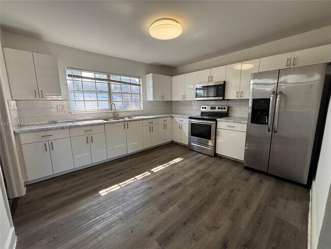Building Photo - 1251 SW 11th Ave
