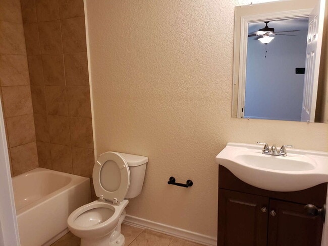 Building Photo - Spacious 3 Bed / 2.5 Bath Townhome in Quiet North Side Community