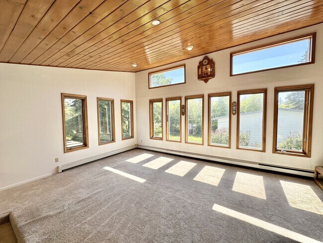 Building Photo - Newly Updated 4 Bedroom UMED Home!