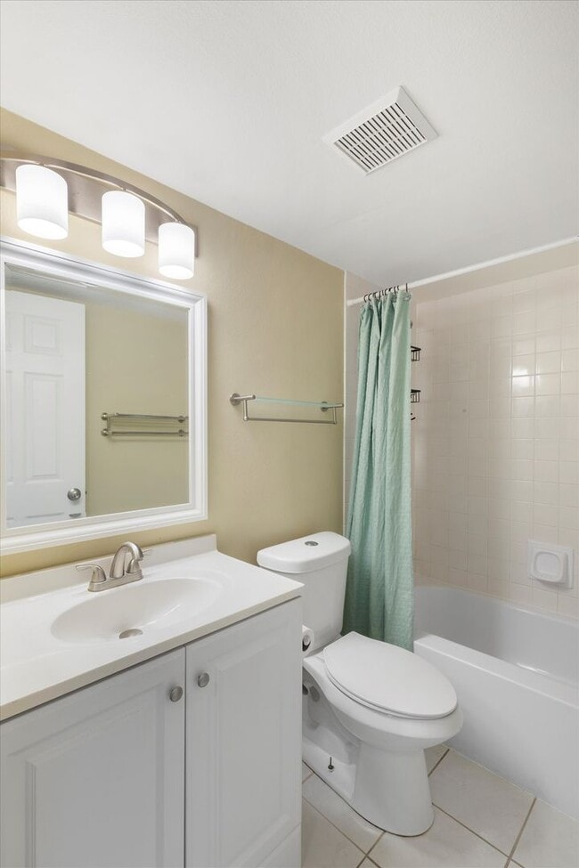 Building Photo - 2 Bedroom 2 bathroom condo available!