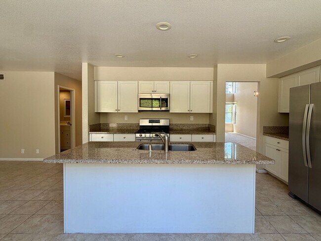 Building Photo - Spacious Five Bedroom in Rancho Del Oro