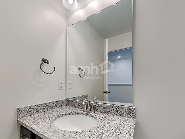 Building Photo - 608 W Lionel Rd