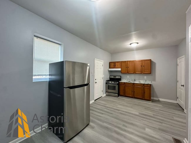 Building Photo - 4 Bedroom Home with Fenced Yard and Eat In Kitchen on Linnard Street