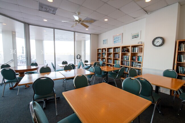 Building Photo - 122 Lakeshore Dr