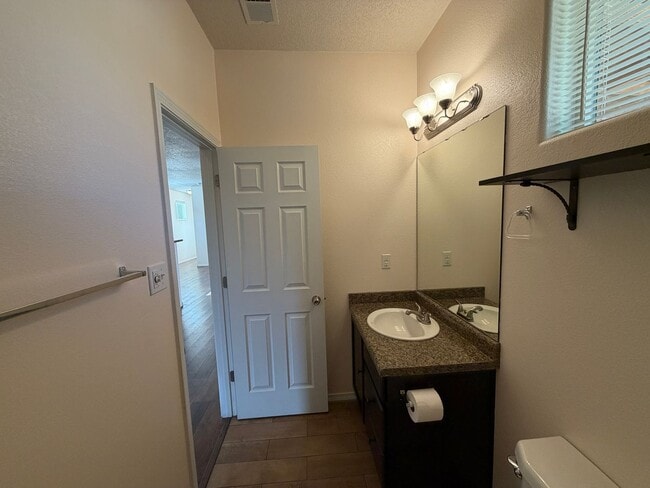 Building Photo - 2 Bedroom Single Story Town Home Available Near 98th St SW & Dennis Chavez Blvd SW!