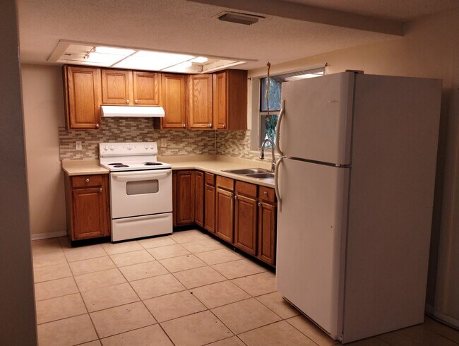 Building Photo - Spacious 3 Bedroom, 2 Bathroom Home for Rent in New Port Richey!
