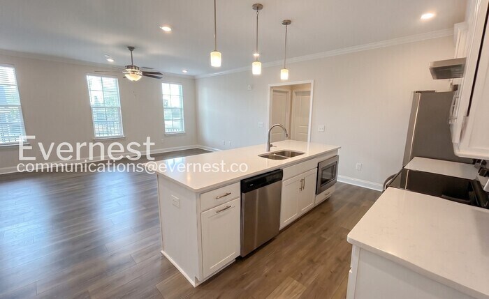 Building Photo - 828 Goswell Dr