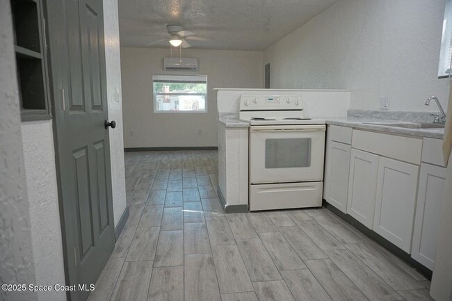 Building Photo - 2850 Shwonda Ave NE