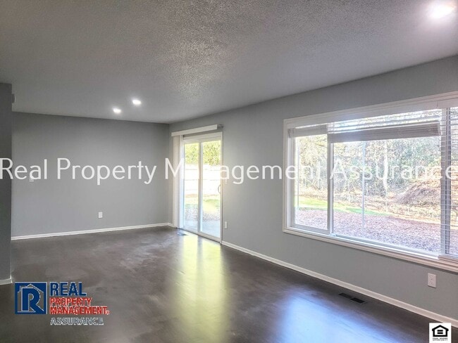 Building Photo - 324 SW Frenwood Way