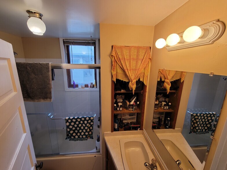 Building Photo - 1127 E 6th St