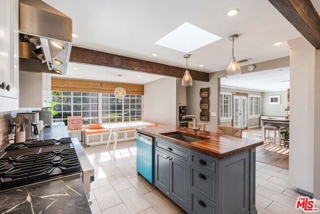 Building Photo - 12413 Beatrice St