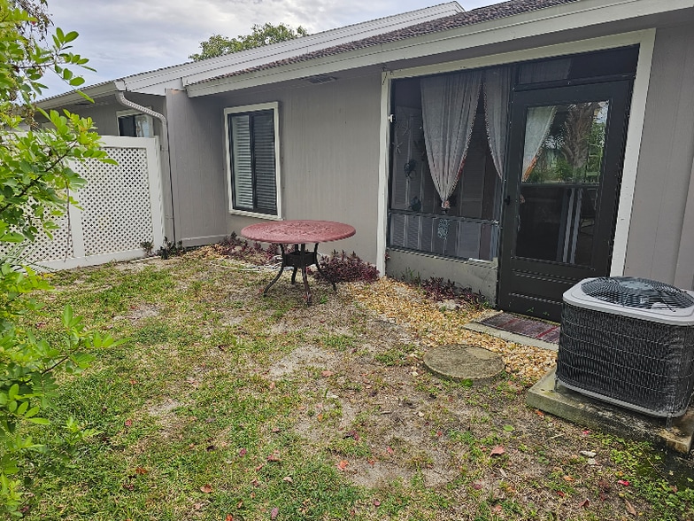 Building Photo - 161 Breezeway Ct