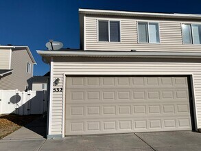 Building Photo - 3 BEDROOM,  2.5 BATHROOM TOWNHOUSE WITH 2 ...