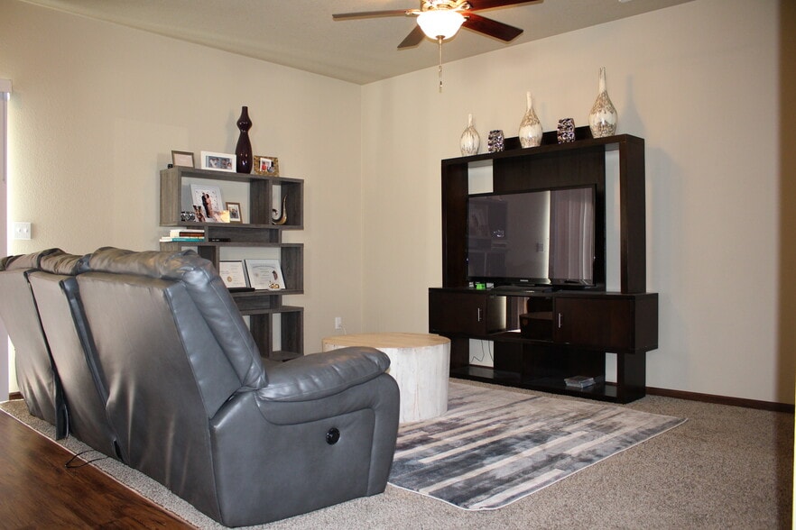 Building Photo - 3708 Ravenwood Cir