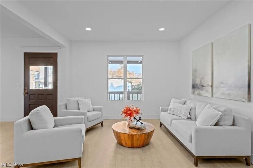 Building Photo - 1422 W 77th St