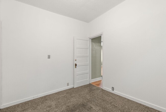 Building Photo - Spacious 3 bedroom, 1 Bath House in Inner SE Portland - Everything Right at Your Doorstep!