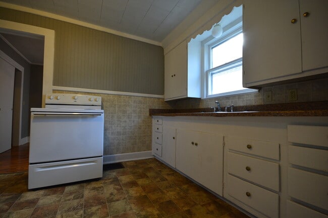 Building Photo - 3 Bedroom Home with lots of EXTRAS