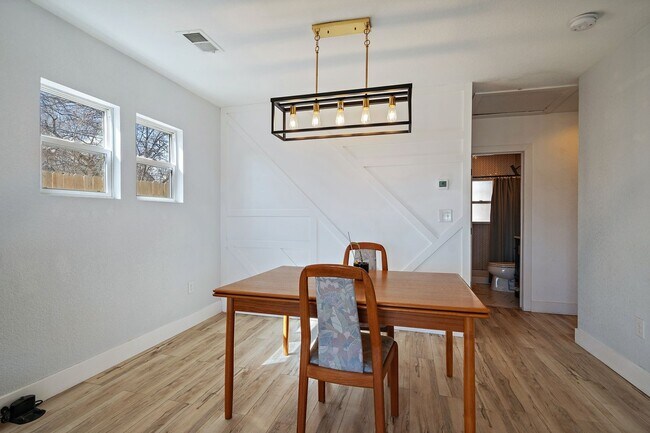 Building Photo - Charming 3 Bedroom Home Near Sloan's Lake