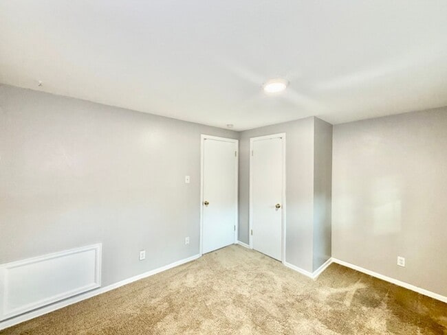 Building Photo - 387 S Queen Cir