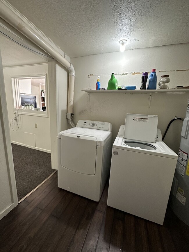 Building Photo - 3 Bed 1 Bath overlooking historic Grand Ave Available June 1st!