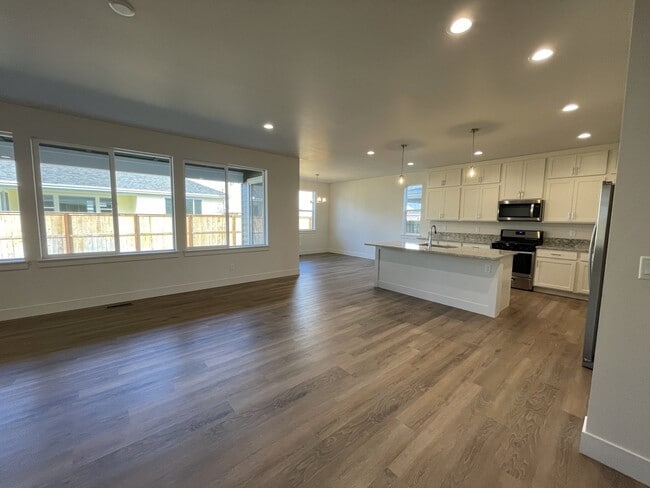 Building Photo - Beautiful 4 Bedroom, 3.5 Bathroom Home in Prescott Ranch!