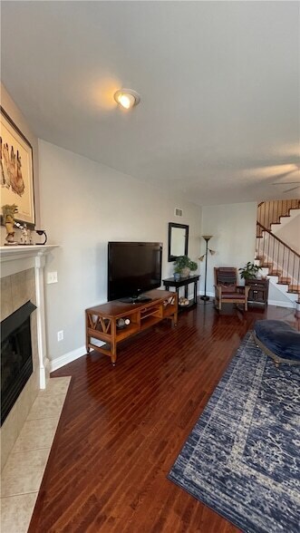 Building Photo - 574 E Vanderbilt Dr