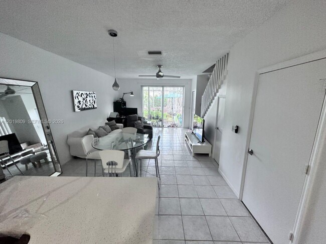 Building Photo - 2078 Madeira Dr