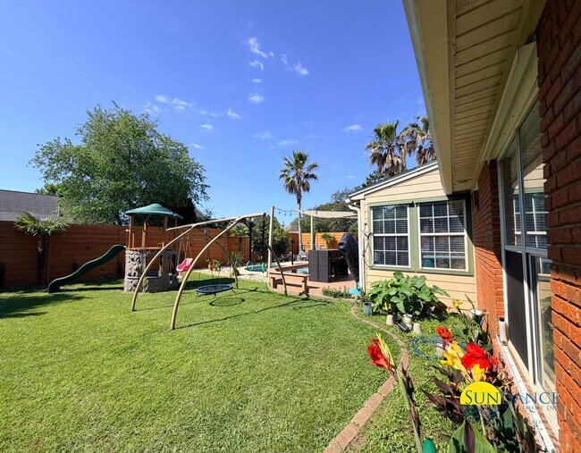 Building Photo - Stunning 5 Bedroom Home in Mary Esther with Beach Access, Pool and Solar Panels!