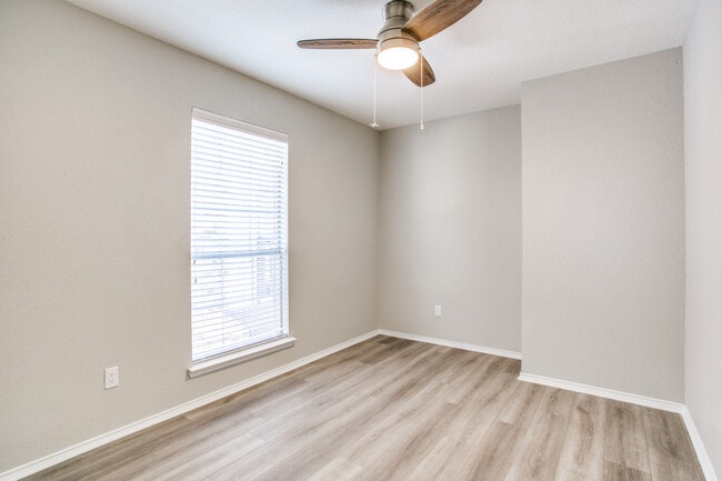 Building Photo - 641 Raintree Cir