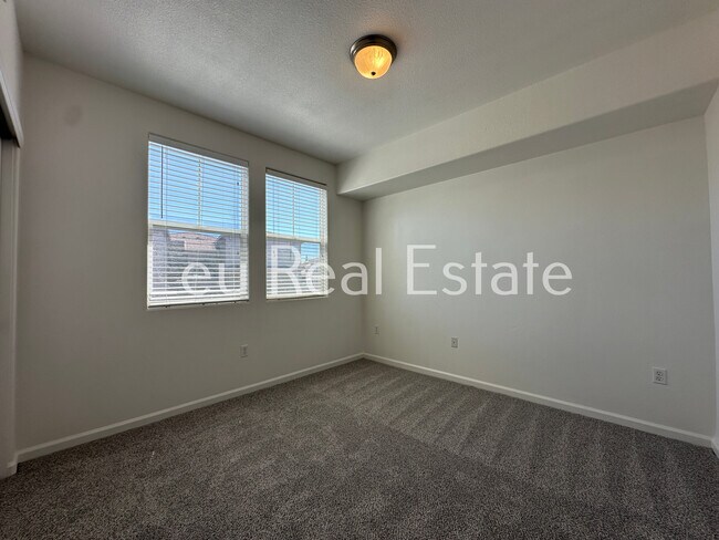 Building Photo - 900 Moon Cir