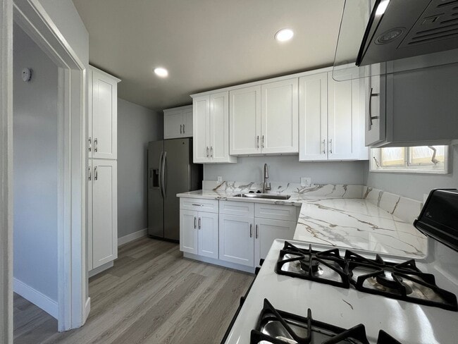 Building Photo - Remodeled & MOVE IN READY 2+1 duplex in Panorama City FOR LEASE!