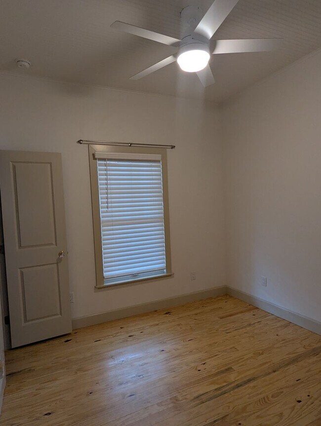 Building Photo - Stunning Fully Renovated 3-Bedroom, 2-Bathroom Cottage-Style Home