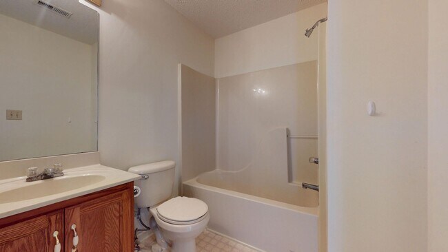 Building Photo - Charming Three Bedroom Columbia Townhome C...