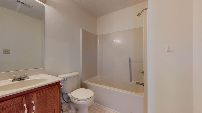 Building Photo - Charming Three Bedroom Columbia Townhome