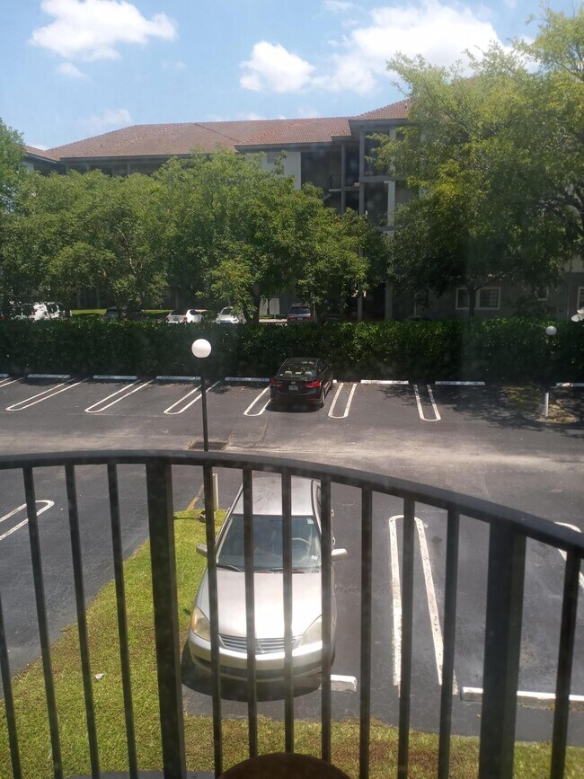 Building Photo - 2771 Riverside Dr