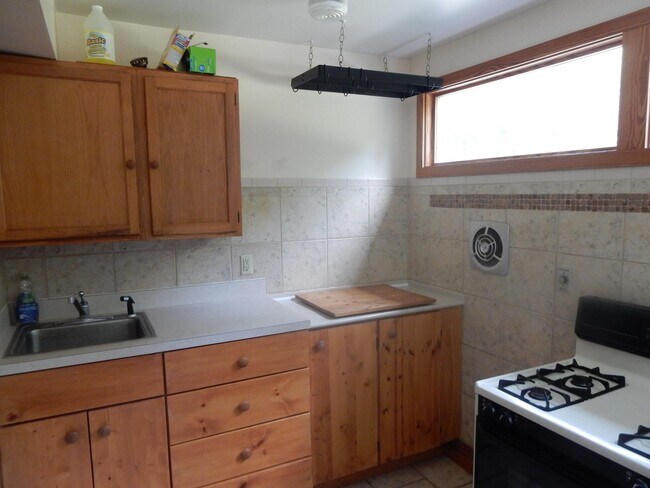 Building Photo - 718 Whitney Ln