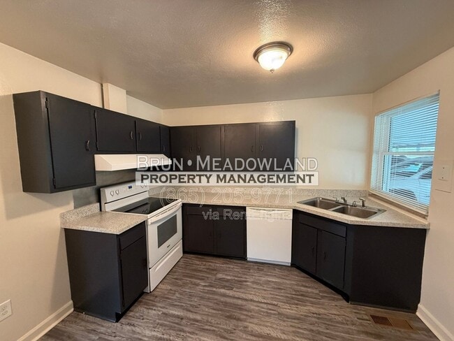 Building Photo - 3813 Woodlake Dr