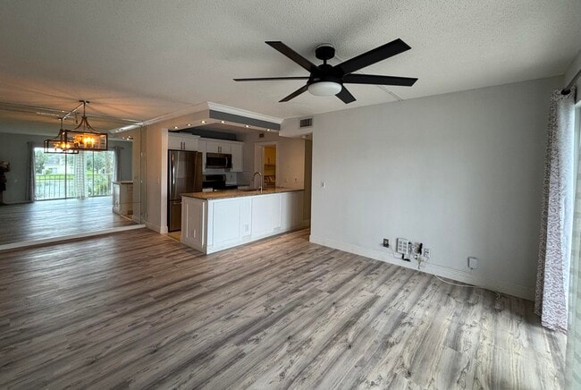 Building Photo - 13771 Oneida Dr