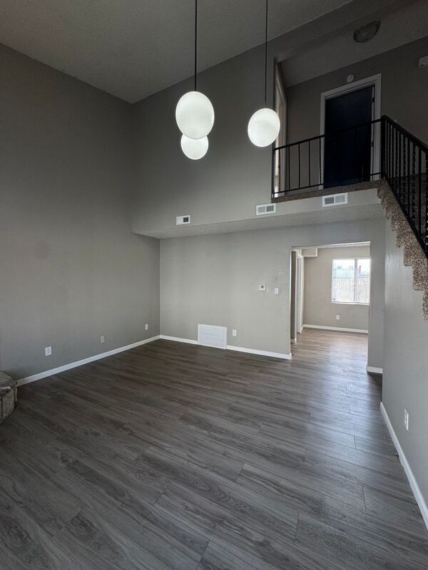 Building Photo - 1232 E Guinevere St