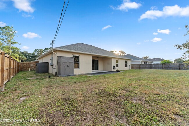 Building Photo - 565 Rembrandt St SE