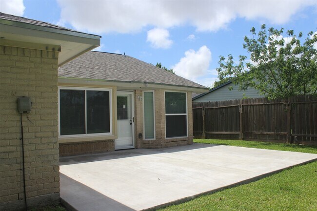 Building Photo - 4920 Deerwood Cir