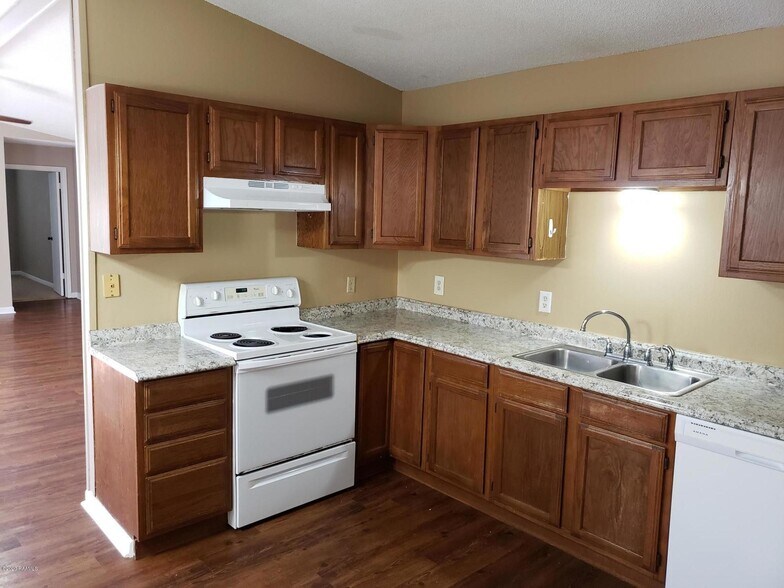 Building Photo - 230 Briarcliff Dr