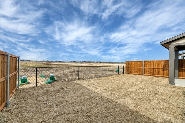 Building Photo - AVAILABLE NOW! 3 BEDROOM TRIPLEX LOCATED ON 1-ACRE LOT IN MIDLOTHIAN, TX!